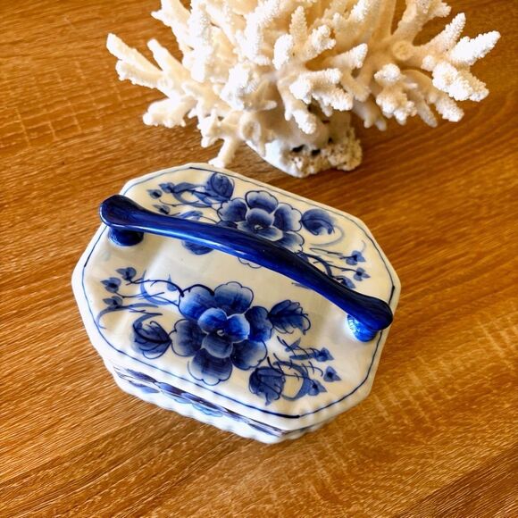 Blue and White Trinket Box w/ Handle - Picture 4 of 7